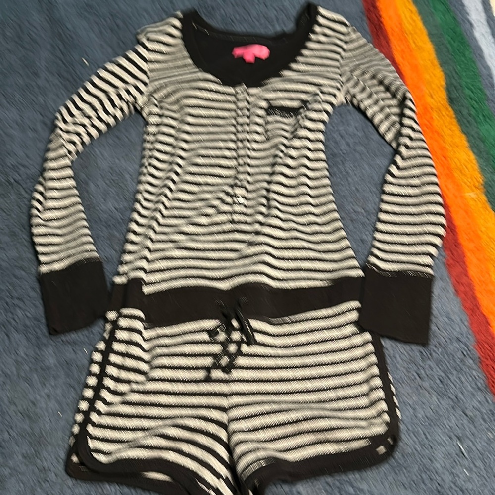 Victoria secrets one piece romper longe sleep wear size small long sleeve shorts